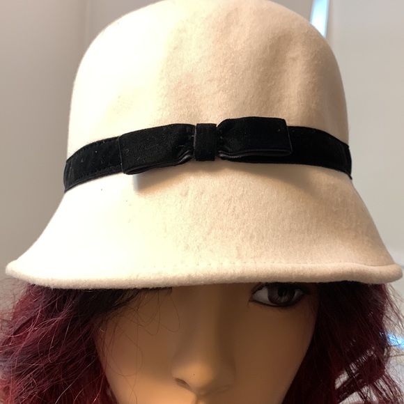 Adorable hat 🎩 - Picture 2 of 6